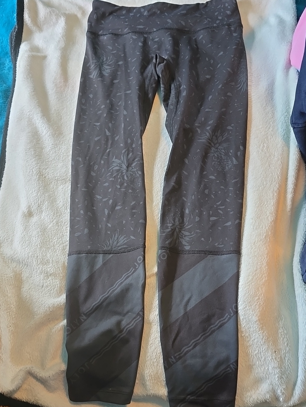 Jolyn Clothing Black Athletic Leggings with Subtle Interior Logo Size Small